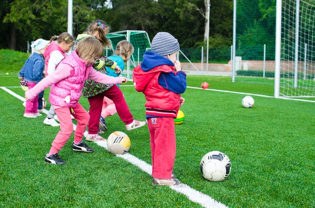 21461-kinderen-bal-buiten-pexels-296302.jpg