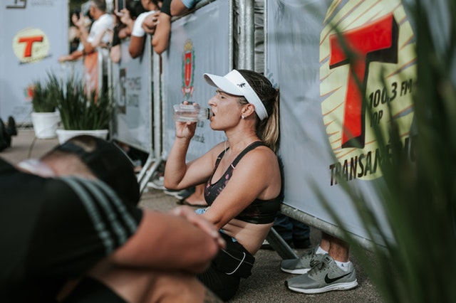 30942-vrouw-sport-alcohol-drinken-pexels-2282590.jpg