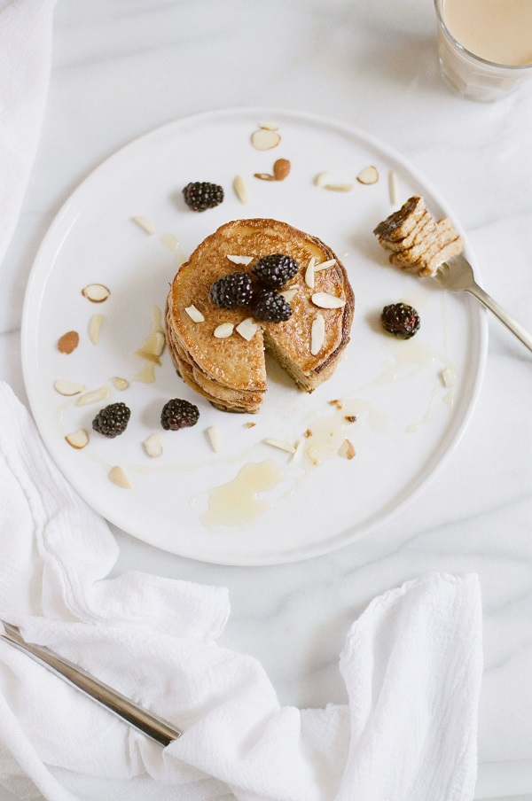 40480-pannenkoeken-bramen-ontbijt-lunch-brunch-pasen.jpg