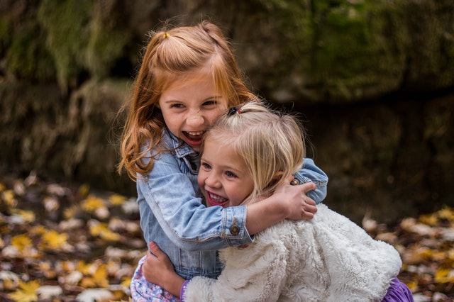 40918-meisjes-buiten-spelen-pexels-225017.jpg