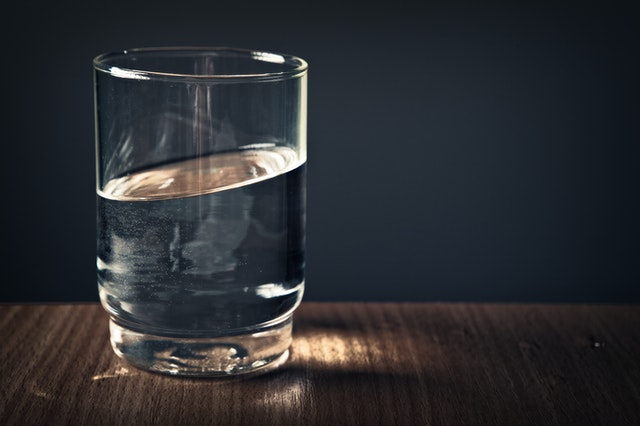 glas-water-pexels-stephan-muller-928854.jpg