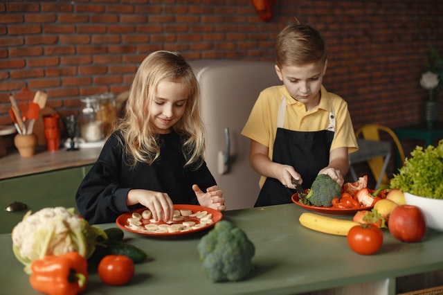 kinderen-groente-snijden-pexels-3984714.jpg