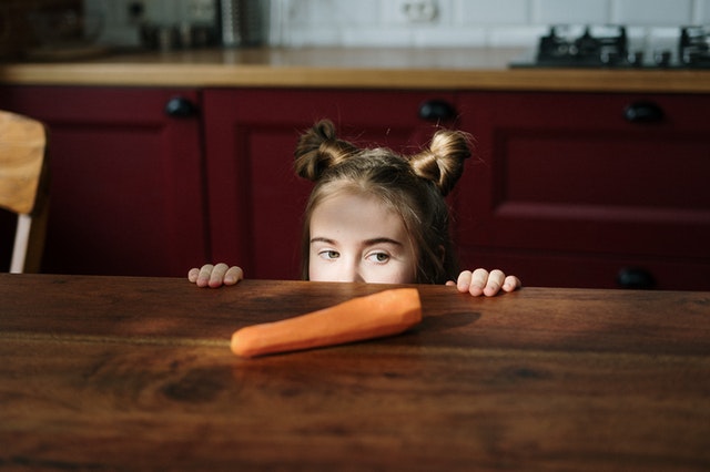 meisje-wortel-groenten-pexels-3972183.jpg