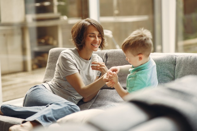 moeder-met-kind-pexels-3985220.jpg