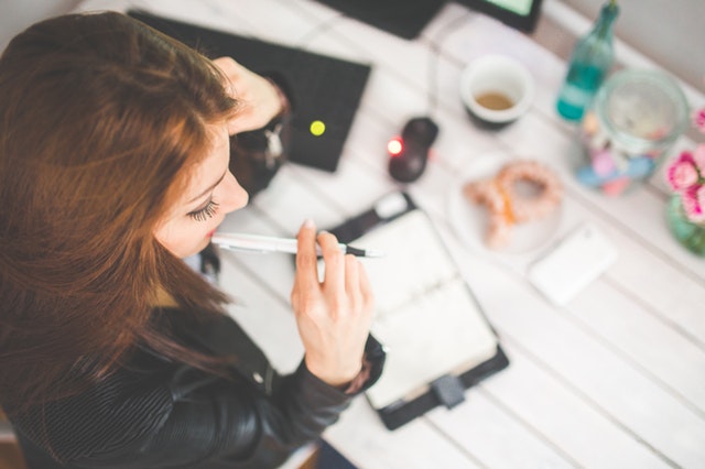 woman-hand-desk-office-pexels-week-van-de-werkstress.jpg